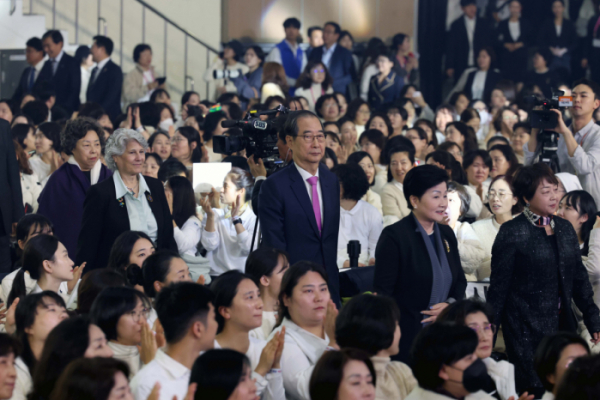 ▲한덕수 국무총리가 12일 서울 중구 장충체육관에서 열린 대한간호협회 간호법 제정 축하 기념대회에 참석하고 있다. 신태현 기자 holjjak@