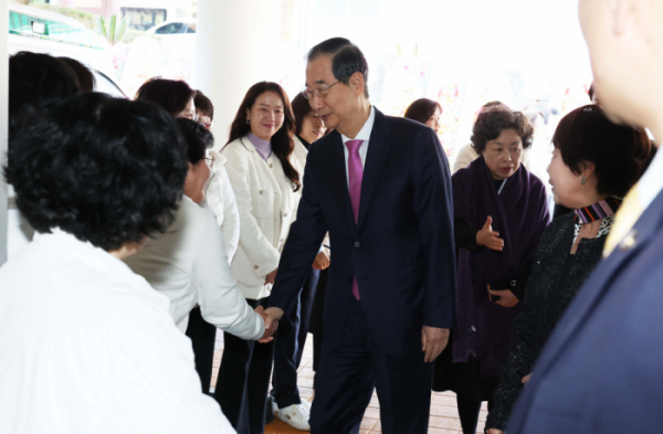 ▲한덕수 국무총리가 12일 서울 중구 장충체육관에서 열린 대한간호협회 간호법 제정 축하 기념대회에서 참석자들과 인사하고 있다. 신태현 기자 holjjak@