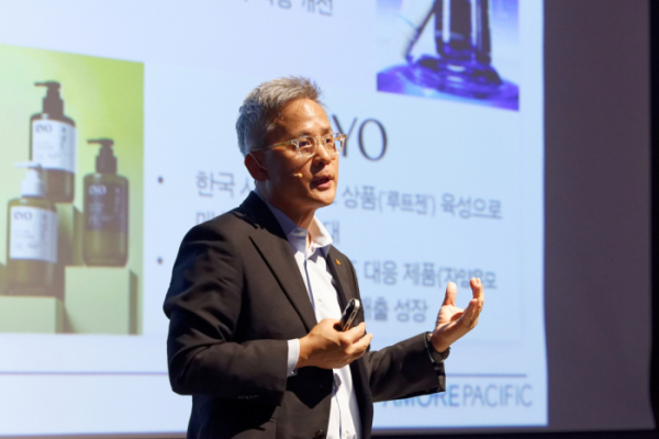 ▲'2024 인베스터 데이(2024 Investor Day)'에서 발표하는 김승환 아모레퍼시픽 대표. (사진제공=아모레퍼시픽)