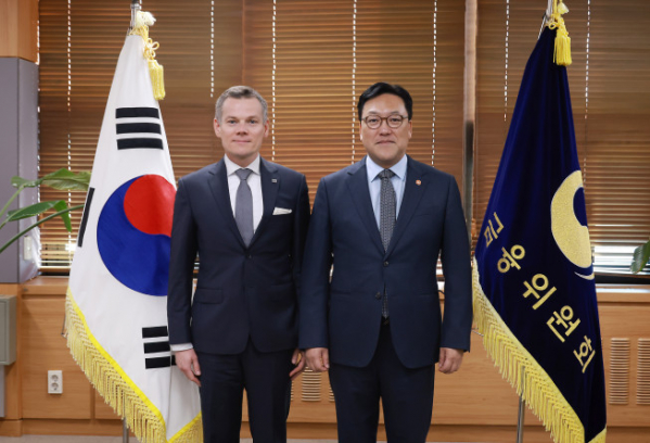 ▲김병환(사진 오른쪽) 금융위원장이 13일 오전 서울 종로구 정부서울청사에서 폴란드 금융감독청(KNF) 야첵 야스트로제브스키(Jacek Jastrzebski) 청장을 만나 회담 후 한국-폴란드 수교 35주년을 맞아 금융위·금감원·KNF 간 은행감독 MOU를 체결했다. 

