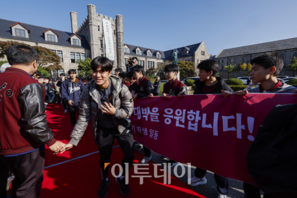 ▲2025학년도 대학수학능력시험을 하루 앞둔 13일 서울 종로구 중앙고등학교에서 열린 장행식에서 고3 수험생들이 후배들의 격려를 받으며 교정을 나서고 있다. 조현호 기자 hyunho@