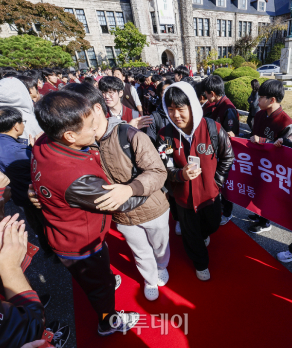 ▲2025학년도 대학수학능력시험을 하루 앞둔 13일 서울 종로구 중앙고등학교에서 열린 장행식에서 고3 수험생들이 후배들의 격려를 받으며 교정을 나서고 있다. 조현호 기자 hyunho@