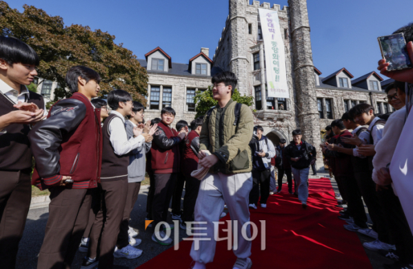 ▲2025학년도 대학수학능력시험을 하루 앞둔 13일 서울 종로구 중앙고등학교에서 열린 장행식에서 고3 수험생들이 후배들의 격려를 받으며 교정을 나서고 있다. 조현호 기자 hyunho@