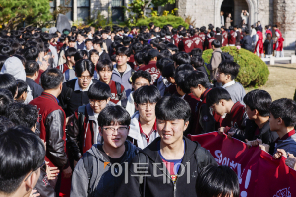 ▲2025학년도 대학수학능력시험을 하루 앞둔 13일 서울 종로구 중앙고등학교에서 열린 장행식에서 고3 수험생들이 후배들의 격려를 받으며 교정을 나서고 있다. 조현호 기자 hyunho@