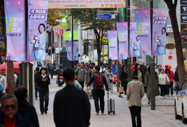 ▲2024 코리아세일페스타가 9일 본격적으로 개막한 가운데 10일 서울 명동 거리가 시민들과 관광객들로 붐비고 있다. 코리아세일페스타는 내달 30일까지 22일간 이어진다. (연합뉴스)