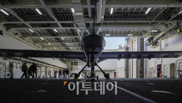 ▲12일 포항 해상에 위치한 해군 독도함에서 실시된 ’대형플랫폼 함정 무인기 운용 전투 실험‘ 에서 미국 제너럴 아토믹스(General Atomics)에서 개발 중인 고정익 무인기 모하비(Mojave)가 이륙을 준비하고 있다.  (사진공동취재단)