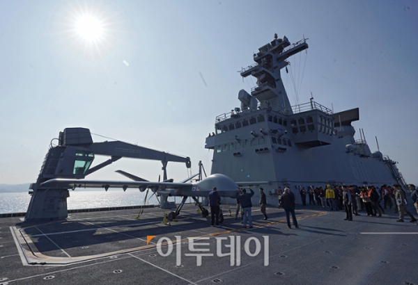 ▲12일 포항 해상에 위치한 해군 독도함에서 실시된 ’대형플랫폼 함정 무인기 운용 전투 실험‘ 에서 미국 제너럴 아토믹스(General Atomics)에서 개발 중인 고정익 무인기 모하비(Mojave)가 이륙을 준비하고 있다.  (사진공동취재단)