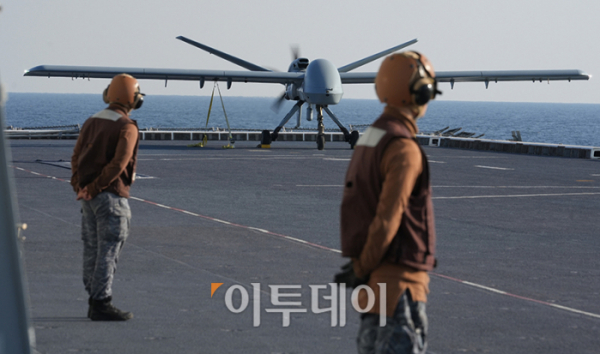 ▲12일 포항 해상에 위치한 해군 독도함에서 실시된 ’대형플랫폼 함정 무인기 운용 전투 실험‘ 에서 미국 제너럴 아토믹스(General Atomics)에서 개발 중인 고정익 무인기 모하비(Mojave)가 이륙을 준비하고 있다.  (사진공동취재단)