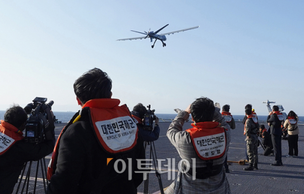 ▲12일 포항 해상에 위치한 해군 독도함에서 실시된 ’대형플랫폼 함정 무인기 운용 전투 실험‘ 에서 미국 제너럴 아토믹스(General Atomics)에서 개발 중인 고정익 무인기 모하비(Mojave)가 이륙해 동해 상공을 비행하고 있다.  (사진공동취재단)