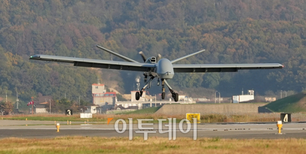 ▲12일 포항 해상에 위치한 해군 독도함에서 실시된 ’대형플랫폼 함정 무인기 운용 전투 실험‘ 에서 미국 제너럴 아토믹스(General Atomics)에서 개발 중인 고정익 무인기 모하비(Mojave)가 비행을 마치고 포항공항으로 착륙하고 있다.  (사진공동취재단)