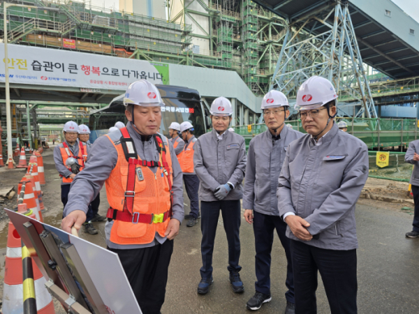 ▲권명호 한국동서발전 사장이 12일 당진발전본부를 찾아 현장 상황을 보고 받고 있다. (사진제공=한국동서발전)