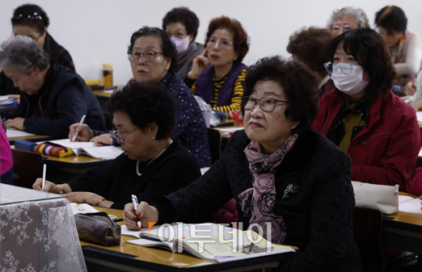 ▲일성여자중고등학교 수능 최고령 응시자 임태수(83) 씨가 12일 서울 마포구 일성여자중고등학교에서 수학 수업을 듣고 있다. (조현호 기자 hyunho@)