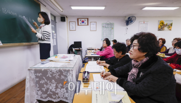 ▲일성여자중고등학교 수능 최고령 응시자 임태수(83) 씨가 12일 서울 마포구 일성여자중고등학교에서 수학 수업을 듣고 있다. (조현호 기자 hyunho@)