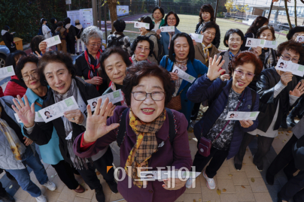 ▲일성여자중고등학교 수능 최고령 응시자 임태수(83·가운데) 씨 등 수험생들이 13일 서울 마포구 홍익대학교 사범대학 부속 여자고등학교에서 수능 수험표를 들고 손을 흔들고 있다. (조현호 기자 hyunho@)