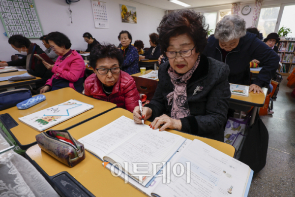 ▲일성여자중고등학교 수능 최고령 응시자 임태수(83) 씨가 12일 서울 마포구 일성여자중고등학교에서 수학 수업을 듣고 있다. (조현호 기자 hyunho@)