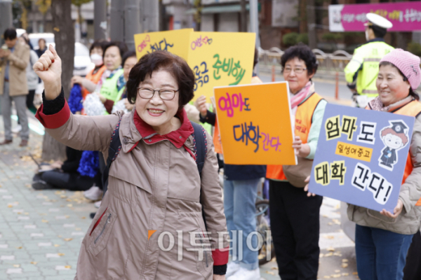 ▲2025학년도 대학수학능력시험일인 14일 서울 마포구 홍익대학교 사범대학 부속 여자고등학교에 마련된 시험장 앞에서 일성여자중고등학교 최고령 수능 응시자 임태수(83) 씨가 후배들의 응원을 받으며 시험장에 들어서고 있다. (조현호 기자 hyunho@)