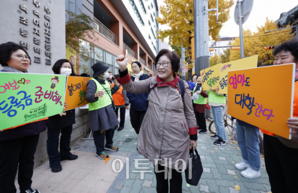 ▲2025학년도 대학수학능력시험일인 14일 서울 마포구 홍익대학교 사범대학 부속 여자고등학교에 마련된 시험장 앞에서 일성여자중고등학교 최고령 수능 응시자 임태수(83) 씨가 후배들의 응원을 받으며 시험장에 들어서고 있다. (조현호 기자 hyunho@)