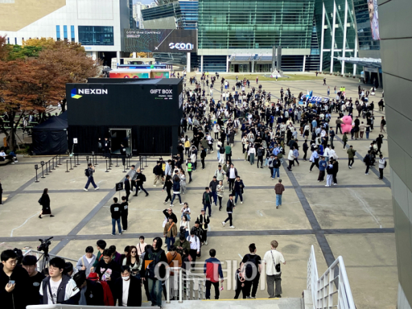 ▲14일 부산광역시 벡스코(BEXCO)에서 열린 지스타를 관람하기 위해 관람객들이 입장하고 있다. (임유진 기자 newjean@)