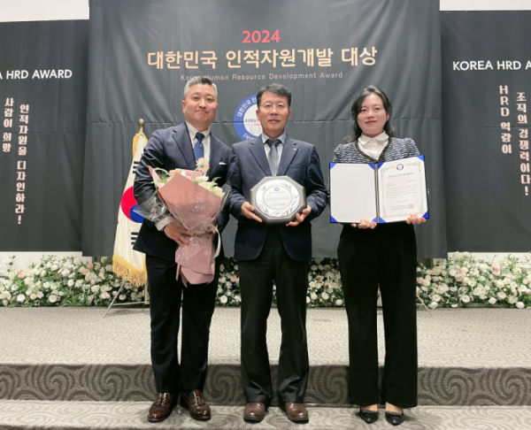 ▲신용화 한국석유공사 경영지원본부장(가운데)이 13일 열린 '2024 대한민국 인적자원개발 대상'에서 공공부문 종합대상을 수상하고 관계자들과 기념 촬영을 하고 있다. (사진제공=한국석유공사)