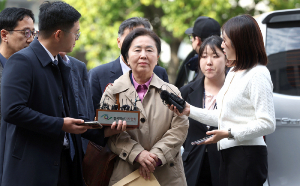 ▲김건희 여사 공천 개입 의혹과 미래한국연구소의 불법 여론조사 의혹 등 사건의 핵심 인물인 국민의힘 김영선 전 의원이 14일 오후 경남 창원시 성산구 창원지방법원(창원지법)에 구속 전 피의자 심문(영장실질심사)을 받기 위해 출석하고 있다. (연합뉴스)