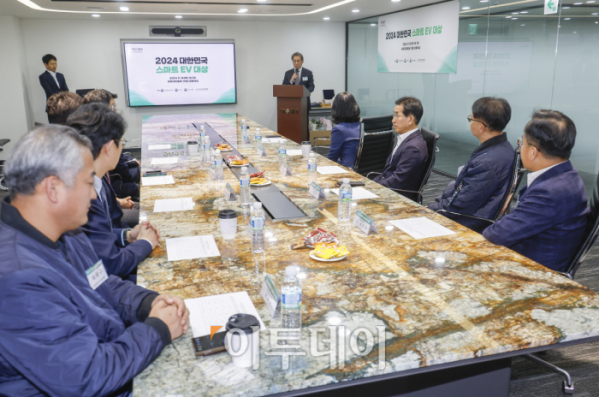 ▲김덕헌 이투데이 대표이사가 14일 서울 강남구 이투데이 빌딩에서 열린 '2024 대한민국 스마트EV대상'에서 인사말을 하고 있다. 이투데이가 주최한 스마트EV대상은 자동차 산업의 새로운 패러다임으로 떠오른 전기차 시대를 맞아 순수 전기차를 대상으로 자동차 공학계의 대표 석학들이 공정한 평가를 통하여 경쟁력을 갖춘 전기차를 선정해 시상하는 자리다. 조현호 기자 hyunho@