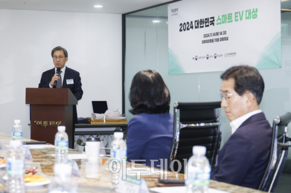 ▲김덕헌 이투데이 대표이사가 14일 서울 강남구 이투데이 빌딩에서 열린 '2024 대한민국 스마트EV대상'에서 인사말을 하고 있다. 이투데이가 주최한 스마트EV대상은 자동차 산업의 새로운 패러다임으로 떠오른 전기차 시대를 맞아 순수 전기차를 대상으로 자동차 공학계의 대표 석학들이 공정한 평가를 통하여 경쟁력을 갖춘 전기차를 선정해 시상하는 자리다. 조현호 기자 hyunho@