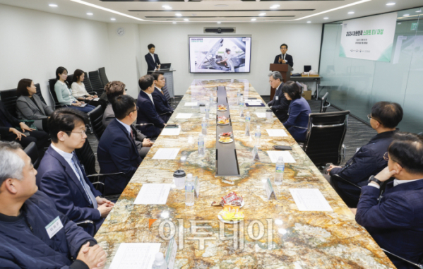 ▲심사위원장인 민경덕 서울대 교수가 14일 서울 강남구 이투데이 빌딩에서 열린 '2024 대한민국 스마트EV대상'에서 심사평을 하고 있다. 이투데이가 주최한 스마트EV대상은 자동차 산업의 새로운 패러다임으로 떠오른 전기차 시대를 맞아 순수 전기차를 대상으로 자동차 공학계의 대표 석학들이 공정한 평가를 통하여 경쟁력을 갖춘 전기차를 선정해 시상하는 자리다. 조현호 기자 hyunho@