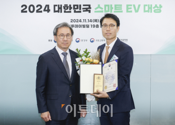 ▲14일 서울 강남구 이투데이 빌딩에서 열린 '2024 대한민국 스마트EV대상'에서 종합대상을 수상한 이동열(오른쪽) 기아 국내마케팅실 상무가 시상자인 김덕헌 이투데이 대표이사와 기념촬영을 하고 있다. 이투데이가 주최한 스마트EV대상은 자동차 산업의 새로운 패러다임으로 떠오른 전기차 시대를 맞아 순수 전기차를 대상으로 자동차 공학계의 대표 석학들이 공정한 평가를 통하여 경쟁력을 갖춘 전기차를 선정해 시상하는 자리다. 조현호 기자 hyunho@