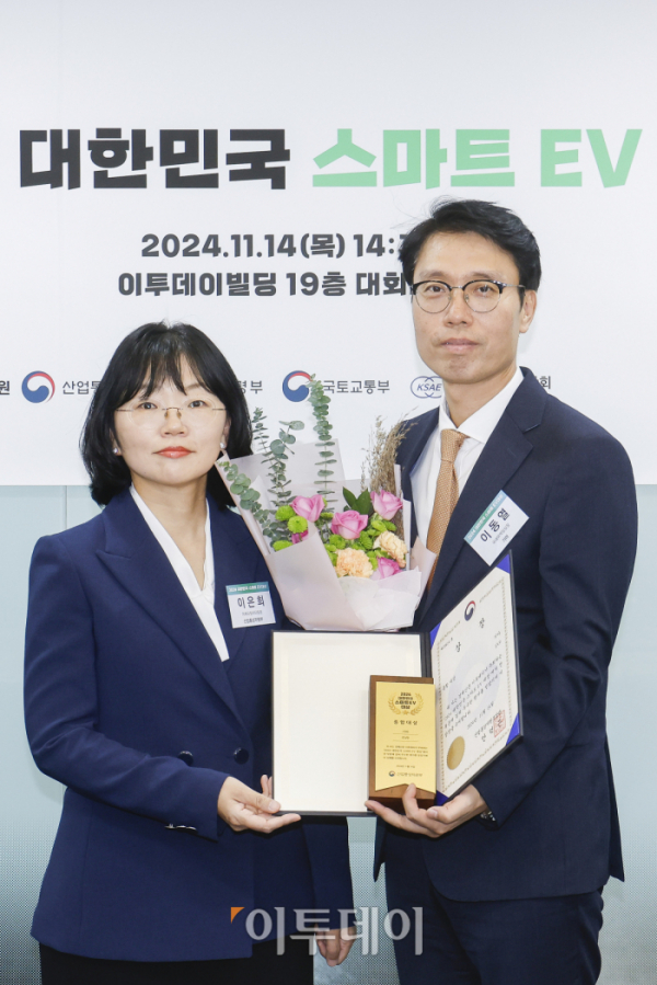 ▲14일 서울 강남구 이투데이 빌딩에서 열린 '2024 대한민국 스마트EV대상'에서 종합대상을 수상한 이동열(오른쪽) 기아 국내마케팅실 상무가 시상자인 이은희 산업통상자원부 미래모빌리티팀장과 기념촬영을 하고 있다. 이투데이가 주최한 스마트EV대상은 자동차 산업의 새로운 패러다임으로 떠오른 전기차 시대를 맞아 순수 전기차를 대상으로 자동차 공학계의 대표 석학들이 공정한 평가를 통하여 경쟁력을 갖춘 전기차를 선정해 시상하는 자리다. 조현호 기자 hyunho@