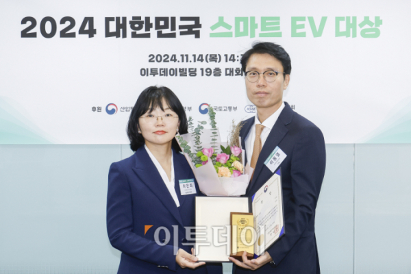 ▲14일 서울 강남구 이투데이 빌딩에서 열린 '2024 대한민국 스마트EV대상'에서 종합대상을 수상한 이동열(오른쪽) 기아 국내마케팅실 상무가 시상자인 이은희 산업통상자원부 미래모빌리티팀장과 기념촬영을 하고 있다. 이투데이가 주최한 스마트EV대상은 자동차 산업의 새로운 패러다임으로 떠오른 전기차 시대를 맞아 순수 전기차를 대상으로 자동차 공학계의 대표 석학들이 공정한 평가를 통하여 경쟁력을 갖춘 전기차를 선정해 시상하는 자리다. 조현호 기자 hyunho@