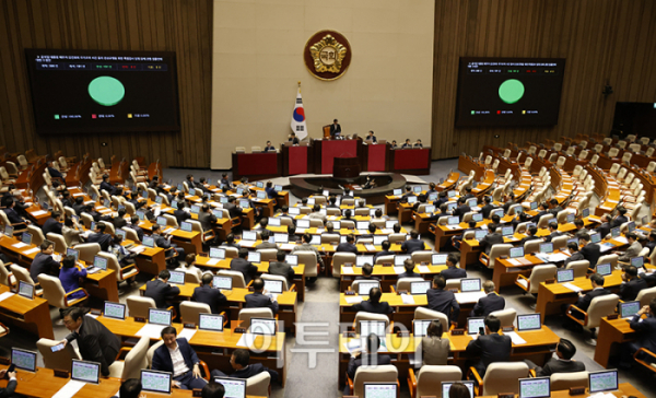 ▲14일 서울 여의도 국회에서 열린 본회의에서 국민의힘 의원들이 퇴장한 가운데 윤석열 대통령 배우자 김건희의 주가조작 사건 등의 진상규명을 위한 특별검사 임명 등에 관한 법률안의 수정안이 가결되고 있다. 고이란 기자 photoeran@