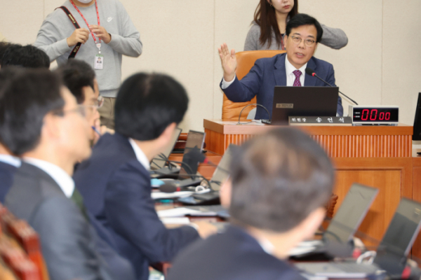 ▲송언석 국회 기획재정위원회 위원장이 14일 오전 국회에서 열린 전체회의에서 전날 여당 단독 개의로 예산안을 소위원회에 회부한 것에 대해 항의하는 야당 의원들과 설전을 벌이고 있다. (사진=연합뉴스)