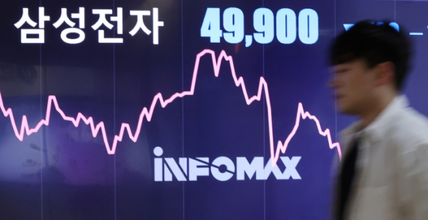 ▲14일 삼성전자 주가가 전 거래일 보다 1.38% 내린 4만9900원에 마감했다. 4만 원대 주가는 2020년 6월 15일(종가 4만9900원) 이후 4년5개월 만이다. (사진=연합뉴스)