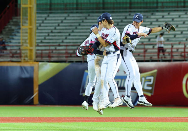 ▲14일 오후 대만 타이베이 톈무야구장에서 열린 세계야구소프트볼연맹(WBSC) 프리미어12 2024 B조 조별리그 대한민국과 쿠바의 경기. 8-4로 승리를 거둔 대한민국 선수들이 기쁨을 나누고 있다.  (연합뉴스)