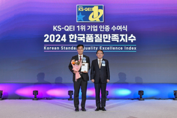 ▲롯데호텔 서울에서 열린 ‘2024 한국품질만족지수(KS-QEI)’ 인증 수여식에서 에몬스 김판수 감사(왼쪽)가 강명수 한국표준협회장(오른쪽)과 기념 촬영을 하고 있다. (사진제공=에몬스)