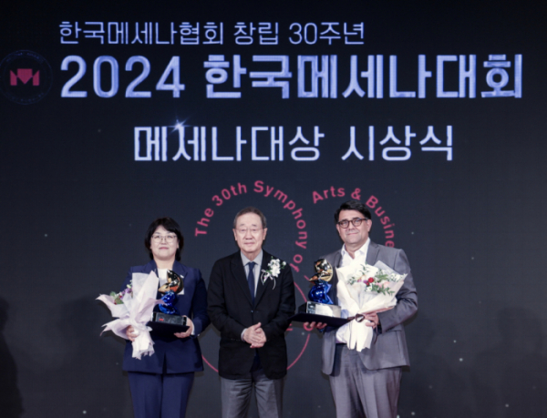 ▲'2024 메세나대상' 시상식에서 프란츠 호튼 페르노리카코리아 대표이사(오른쪽)가 상을 받고 있다. (사진제공=페르노리카코리아)