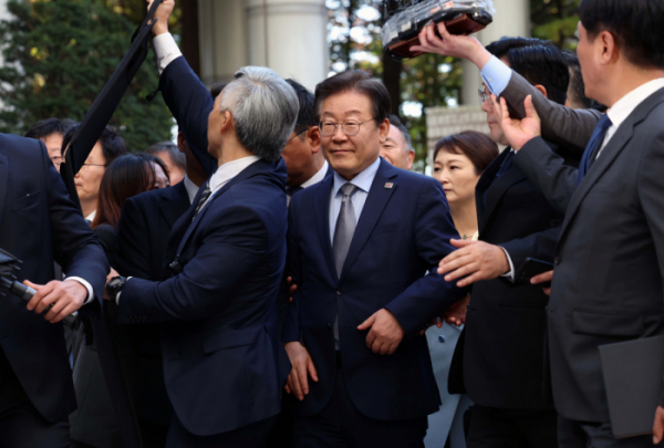 ▲공직선거법상 허위사실 공표 혐의를 받는 이재명 더불어민주당 대표가 15일 서울 서초구 서울중앙지법에서 열린 1심 선고공판에 출석하고 있다. 신태현 기자 holjjak@