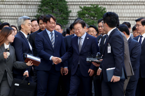 ▲공직선거법상 허위사실 공표 혐의를 받는 이재명 더불어민주당 대표가 15일 서울 서초구 서울중앙지법에서 열린 1심 선고공판에 출석하고 있다. 신태현 기자 holjjak@