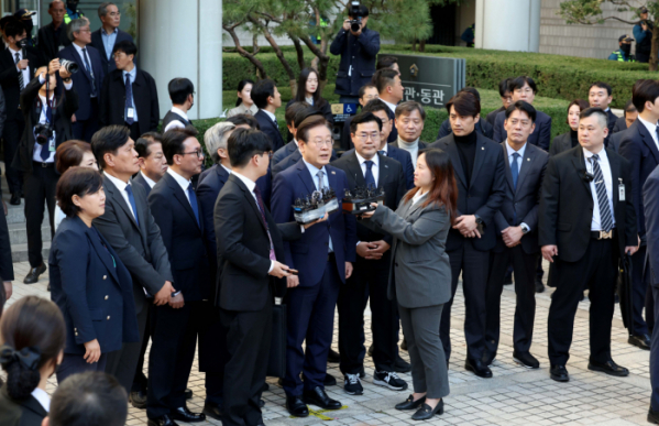 ▲공직선거법상 허위사실 공표 혐의를 받는 이재명 더불어민주당 대표가 15일 서울 서초구 서울중앙지법에서 열린 1심 선고공판에서 징역 1년에 집행유예 2년을 선고받은 뒤 법정을 나서고 있다. 신태현 기자 holjjak@