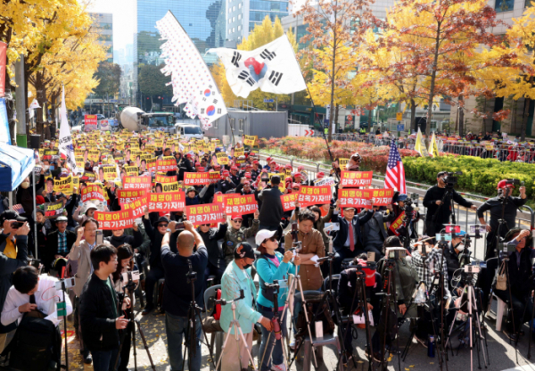 ▲공직선거법상 허위사실 공표 혐의를 받는 이재명 더불어민주당 대표의 1심 선고공판을 앞둔 15일 서울 서초구 서울중앙지법 인근에서 보수단체 회원들이 이재명 대표 규탄 집회를 갖고 구호를 외치고 있다. 신태현 기자 holjjak@