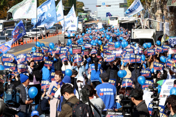 ▲공직선거법상 허위사실 공표 혐의를 받는 이재명 더불어민주당 대표의 1심 선고공판을 앞둔  15일 서울 서초구 서울중앙지법 인근에서 이재명 대표 지지자들이 집회를 갖고 구호를 외치고 있다. 신태현 기자 holjjak@