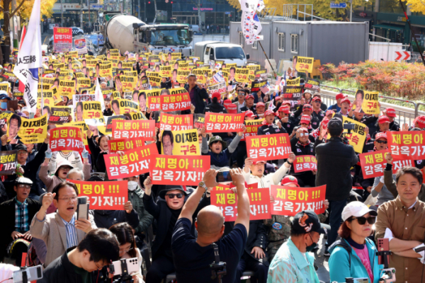 ▲공직선거법상 허위사실 공표 혐의를 받는 이재명 더불어민주당 대표의 1심 선고공판을 앞둔 15일 서울 서초구 서울중앙지법 인근에서 보수단체 회원들이 이재명 대표 규탄 집회를 갖고 구호를 외치고 있다. 신태현 기자 holjjak@