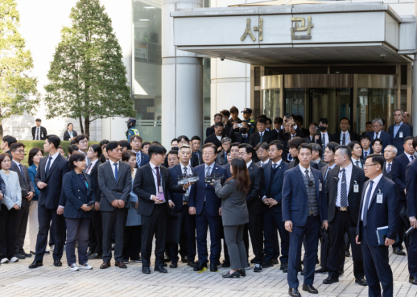 ▲이재명 더불어민주당 대표가 15일 서울 서초구 서울중앙지방법원에서 열린 공직선거법 위반 사건 관련 1심 선고 재판에서 징역 1년에 집행유예 2년을 선고받은 뒤 법원을 나서며 입장을 밝히고 있다.  (뉴시스)