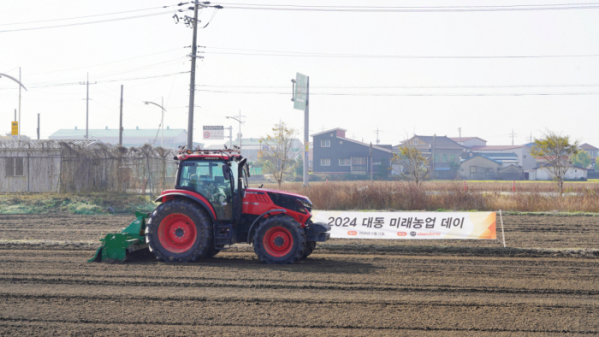 ▲13일 전북 김제시 일대에서 열린 대동의 ‘2024 대동 미래농업 데이’에서 사람이 탑승 조작을 하지 않아도 되는 무인 농작업 트랙터 시연을 보이고 있다. (사진제공=대동)