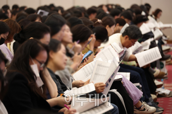 ▲2025 대학수학능력시험 다음날인 15일 서울 광진구 세종대 컨벤션센터에서 열린 종로학원 정시 합격점수 예측 및 전략 설명회에서 수험생과 학부모들이 설명을 듣고 있다. 고이란 기자 photoeran@