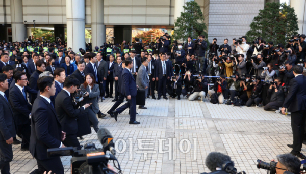 ▲ 이재명 더불어민주당 대표가 15일 서울 서초동 서울중앙지방법원에서 열린 공직선거법 위반 사건 1심 선고 공판에서 징역 1년에 집행유예 2년을 선고받은 뒤 법원을 나서며 입장을 밝히고 있다. (신태현 기자 holjjak@)