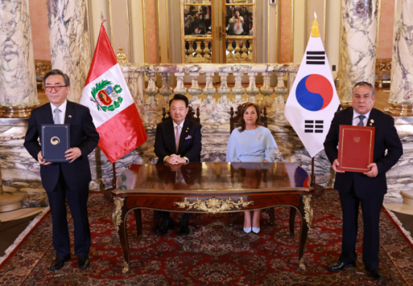 ▲이상민 행정안전부 장관을 대신해 조태열 외교부 장관과 구스타보 아드리안센 올라야 페루 총리가 16일(현지시각) 페루 리마 대통령궁에서 윤석열 대통령과 디나 볼루아르테 페루 대통령이 임석한 가운데 열린 한·페루 디지털정부 협력센터 운영 양해각서(MOU) 및 계약 체결식에서 양해각서를 교환한 뒤 기념촬영 하고 있다. 2024.11.17.  (뉴시스)