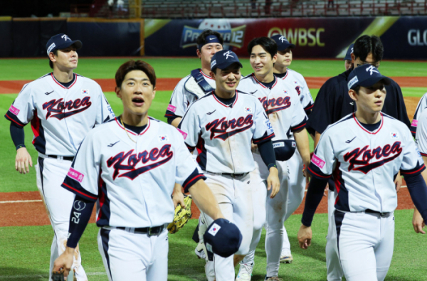 ▲16일 오후 대만 타이베이 톈무야구장에서 열린 세계야구소프트볼연맹(WBSC) 프리미어12 2024 B조 조별리그 대한민국과 도미니카공화국의 경기. 승리를 거둔 대한민국 선수들이 함께 기뻐하고 있다.  (연합뉴스)