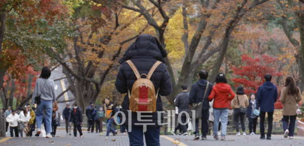 ▲서울 아침 기온이 7도까지는 떨어지는 등 추운 날씨를 보인 17일 서울 남산에서 두꺼운 외투와 방한용품으로 무장한 외국인 관광객들이 발걸음을 옮기고 있다. 기상청에 따르면 북쪽에서 내려오는 찬 공기의 영향으로 기온이 큰 폭으로 떨어지고 바람도 강하게 불어 아침 기온은 3~8도 가량 낮고 낮 기온도 전국 대부분 지역에서 5~10도 가량 낮아지겠다고 예보했다. 이날 오전 10시를 기해 영동과 충북, 호남, 경남 곳곳에는 한파주의보가 발령됐다. 조현호 기자 hyunho@