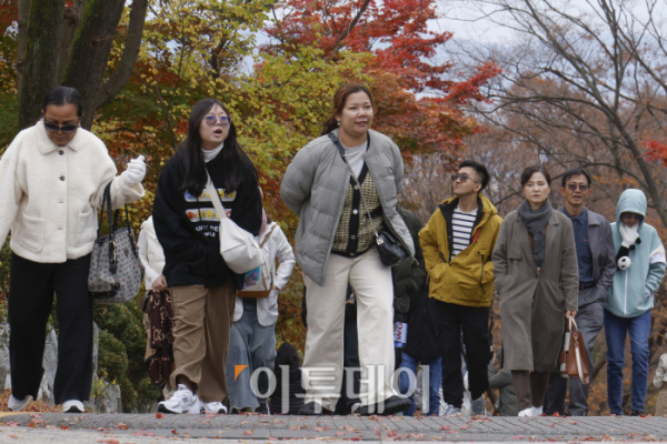 ▲서울 아침 기온이 7도까지는 떨어지는 등 추운 날씨를 보인 17일 서울 남산에서 두꺼운 외투와 방한용품으로 무장한 외국인 관광객들이 발걸음을 옮기고 있다. 기상청에 따르면 북쪽에서 내려오는 찬 공기의 영향으로 기온이 큰 폭으로 떨어지고 바람도 강하게 불어 아침 기온은 3~8도 가량 낮고 낮 기온도 전국 대부분 지역에서 5~10도 가량 낮아지겠다고 예보했다. 이날 오전 10시를 기해 영동과 충북, 호남, 경남 곳곳에는 한파주의보가 발령됐다. 조현호 기자 hyunho@